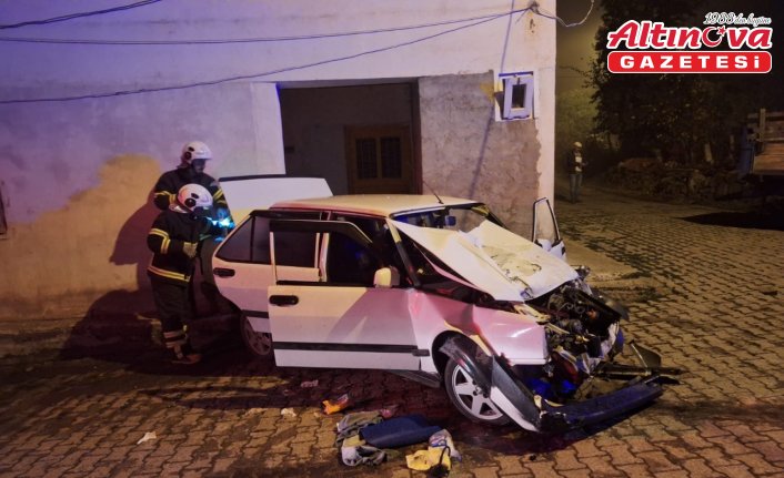 Tokat'ta park halindeki römorka çarpan otomobilin sürücüsü hayatını kaybetti