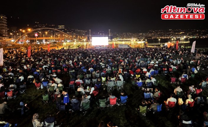 Türkiye-Almanya EuroBasket 2025 final maçı Rize'de dev ekrandan izlendi