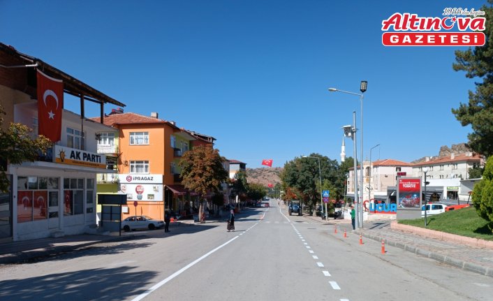 Uğurludağ ilçesinde yol çizgileri yenileniyor