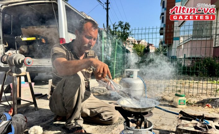 Unutulmaya yüz tutmuş kalaycılığı yaşatmak için şehir şehir dolaşıyorlar