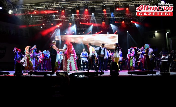 Vezirköprü Gençlik Konseri'nde Ekin Uzunlar sahne aldı