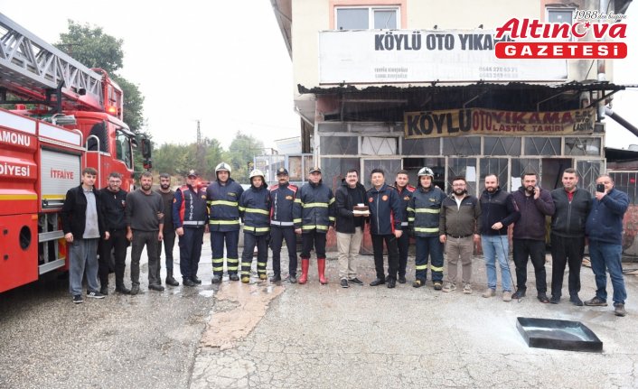 Yangın ihbarına giden itfaiye ekiplerine sanayi çalışanlarından sürpriz kutlama