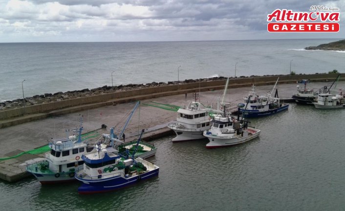 Yük gemileri fırtına uyarısı üzerine Sinop doğal limanına demirledi