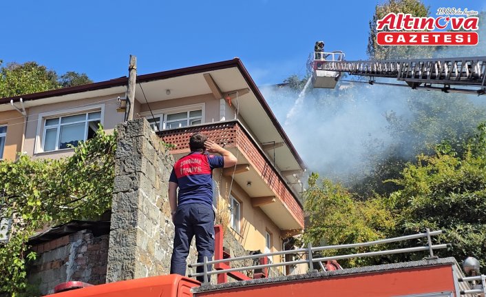 Zonguldak'ta 3 katlı binanın çatı katında çıkan yangın söndürüldü