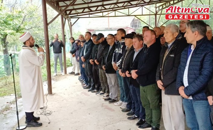 Zonguldak'ta bıçaklanarak öldürülen kadının cenazesi Karabük'te defnedildi
