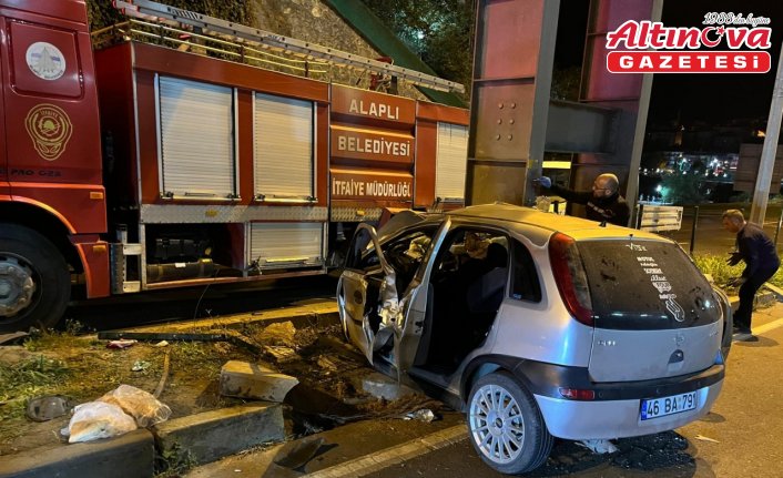Zonguldak'ta üst geçidin direğine çarpan otomobildeki 2 kişi öldü