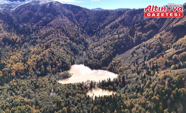 Artvin'deki Borçka Karagöl Tabiat Parkı sonbahar renklerine büründü