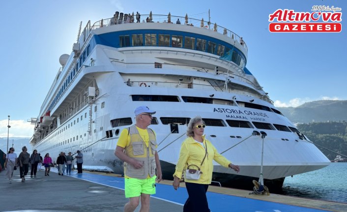 “Astoria Grande“ kruvaziyeri Rusya'dan 947 yolcusuyla Amasra'ya geldi
