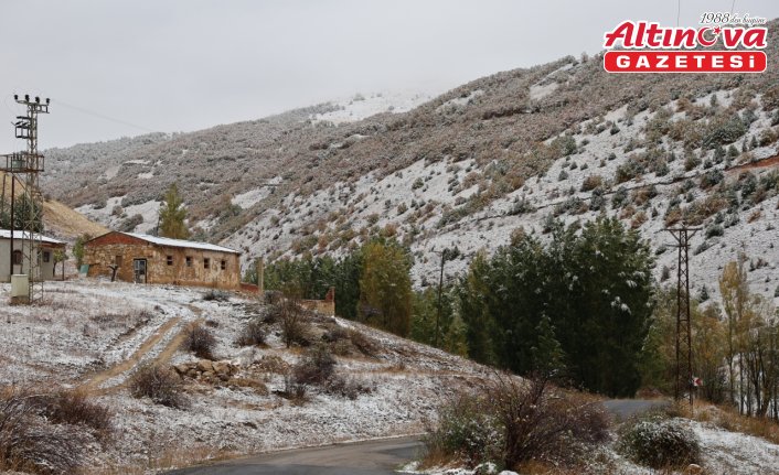 Bayburt, Rize ve Gümüşhane'nin yüksek kesimlerinde kar yağışı etkili oldu