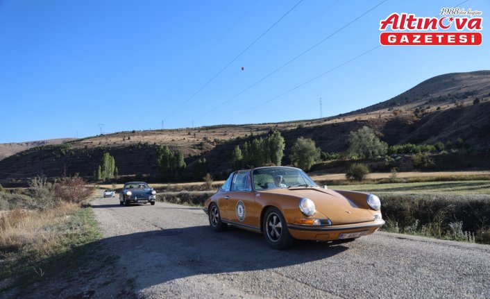 Belçika'dan yola çıkan klasik otomobil tutkunları Bayburt'ta
