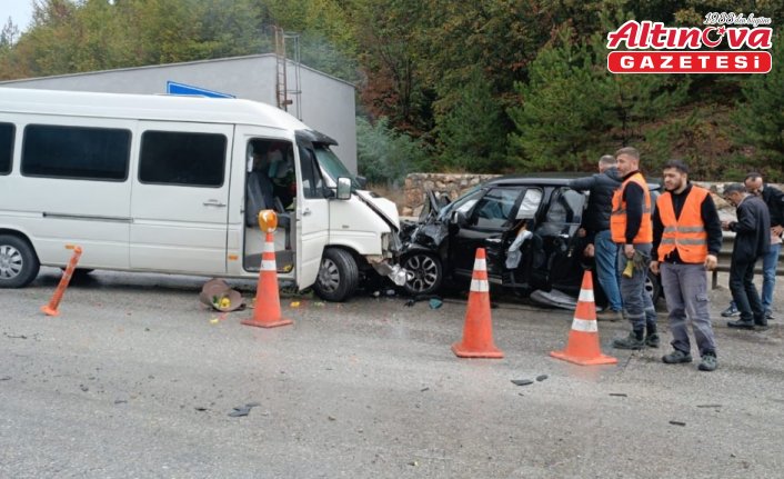 Bolu'da minibüsle çarpışan otomobildeki 1 kişi yaralandı