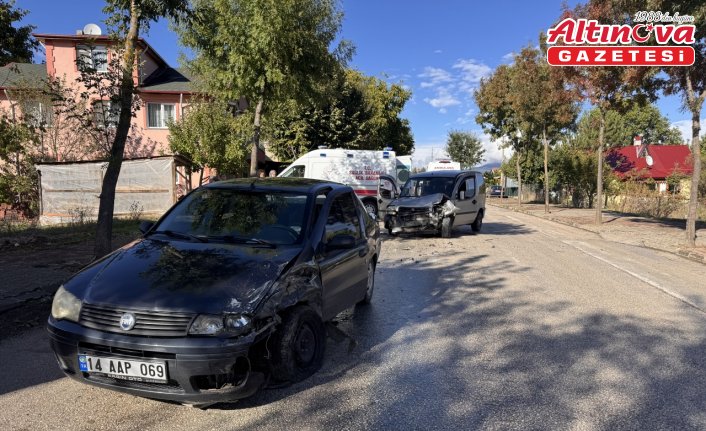 Bolu'da otomobille çarpışan hafif ticari araçtaki 5 kişi yaralandı