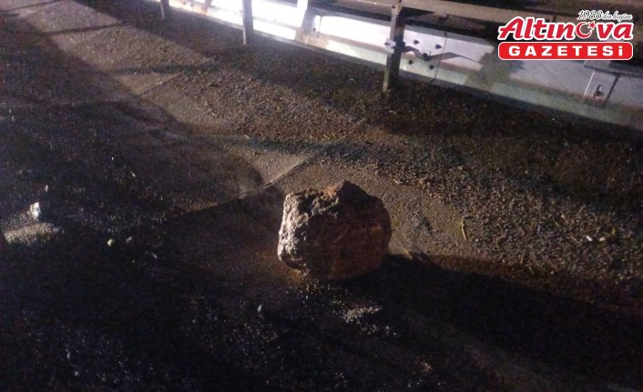 Bolu'da üzerine kaya düşen araçta hasar oluştu