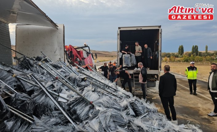 Çorum'da tekstil yüklü kamyon devrildi