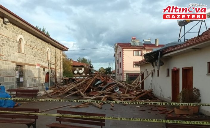 Dörtdivan'da fırtına cami minaresini devirdi