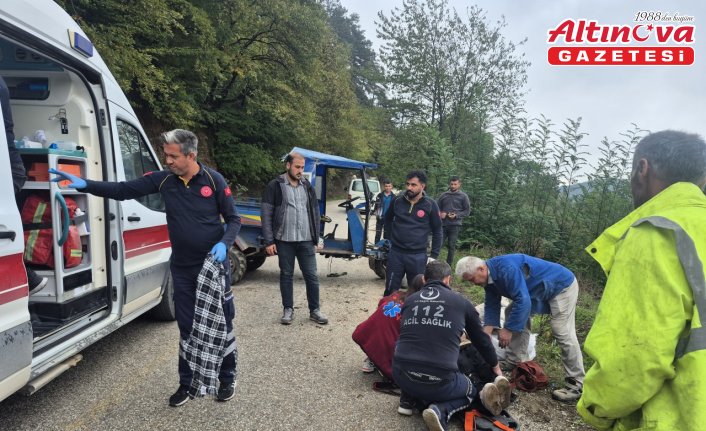 Düzce'de devrilen tarım aracındaki 2 kişi yaralandı
