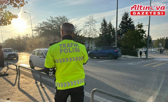 Düzce'de okul önlerinde yaya geçidi uygulaması yapıldı