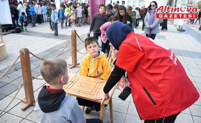 “Geleneksel Oyunlar Tırı“, geçmişin oyunlarını Düzce'de öğrencilerle buluşturdu