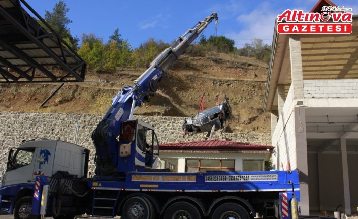 Gümüşhane'de uçuruma yuvarlanan otomobil sürücüsü yaralandı