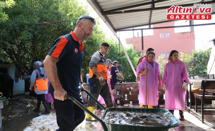 Hatay'da sağanaktan etkilenen yerlerde temizlik ve iyileştirme çalışmaları sürüyor