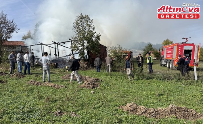Karabük'te çıkan yangında 36 arı kovanı zarar gördü