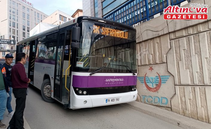 Karabük'te duvara çarpan halk otobüsü kamerada