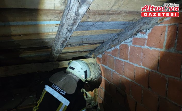 Karabük'te evin çatı katındaki yaban arısı yuvası itfaiye ekiplerince çıkarıldı