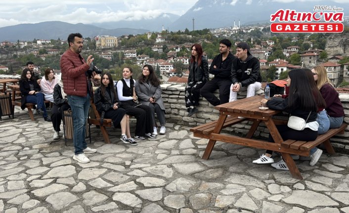 Karabük'te iletişim fakültesi öğrencileri fotoğrafçılık dersini Safranbolu Tarihi Çarşı'da işledi