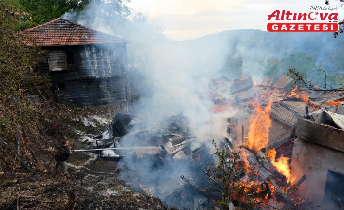 Kastamonu'da çıkan yangında 2 ev zarar gördü