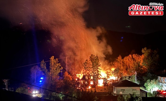 Kastamonu'da çıkan yangında 2 katlı ev zarar gördü