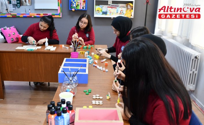 Liseliler, minik öğrencilerin gelişimini destekleyen eğitici oyun kutusu tasarladı