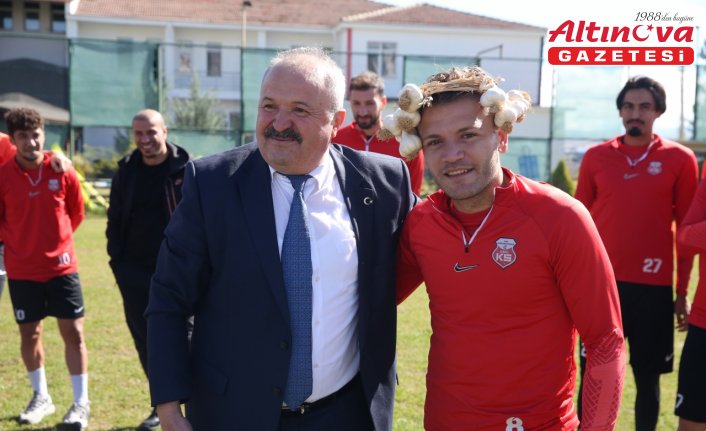 Öğrenciler sarımsaktan yaptıkları taçları Kastamonusporlu futbolculara hediye etti