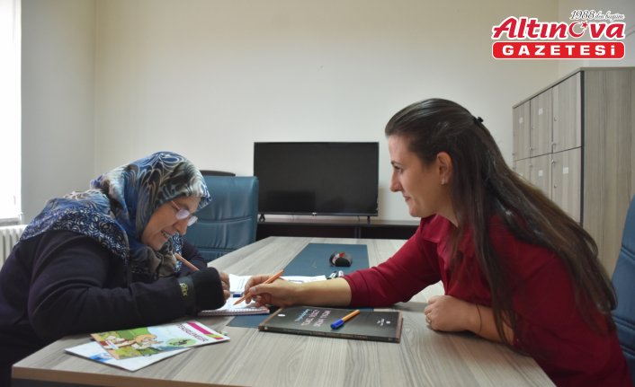 Okuma yazma hayalini 70 yaşında gerçekleştirdi