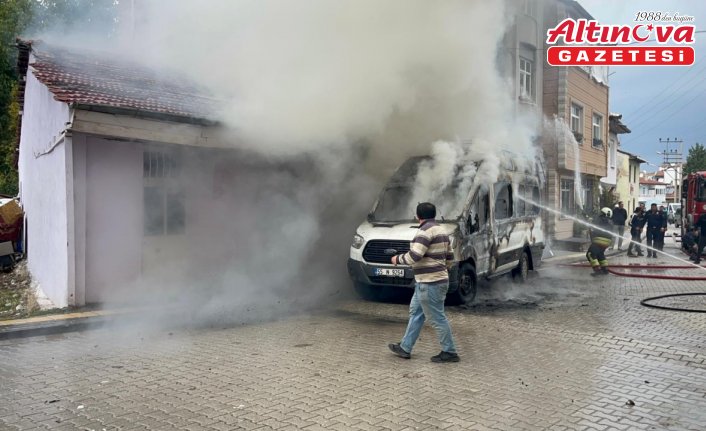 Park halindeki minibüste çıkan yangın ev ve iş yerine sıçradı