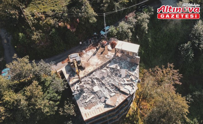 Rize'de taşkın riski altındaki izinsiz yapılar yıkılıyor