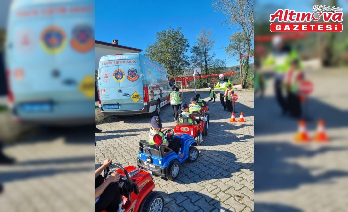 Samsun'da kırsal bölgedeki ilkokulda uygulamalı trafik eğitimi verildi