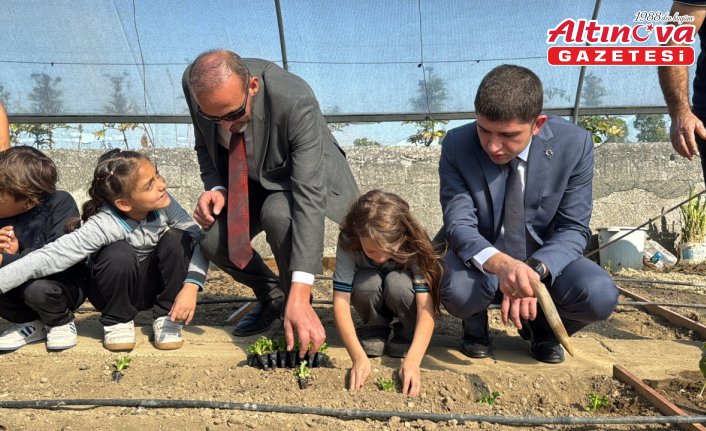 Alaçam'da okul bahçesindeki serada çocuklara uygulamalı tarım eğitimi veriliyor