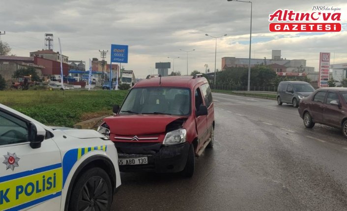 Bafra'da refüje çıkan hafif ticari aracın sürücüsü yaralandı