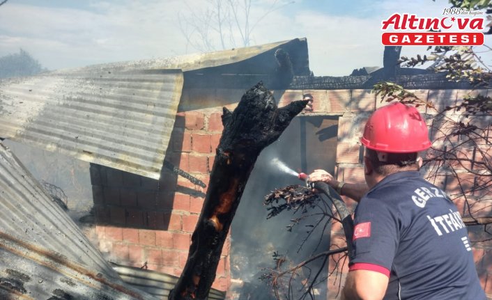 Sinop'ta yangın çıkan samanlık kullanılamaz hale geldi