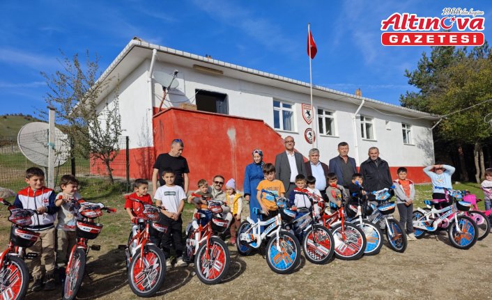Sosyal medyada yapılan paylaşımdan etkilenen hayırseverler çocuklara bisiklet hediye etti