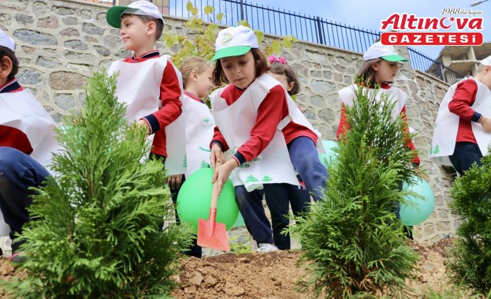 Trabzon'da ilkokul öğrencileri fidan dikti