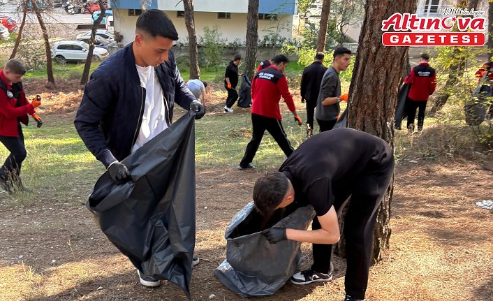 Üniversite öğrencileri ormanlık arazide çevre temizliği yaptı
