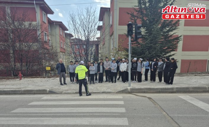 Almus'ta öğrencilere trafik eğitimi verildi