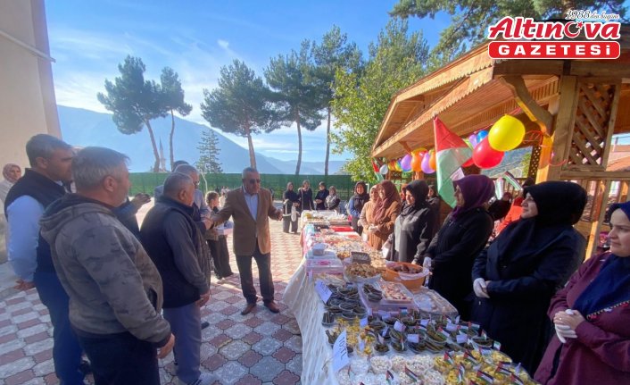 Amasya’da ilkokul öğrencileri Gazze yararına kermes düzenledi