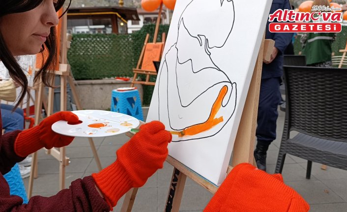 Amasya’da kadına şiddete karşı “Turuncu tuval” etkinliği yapıldı