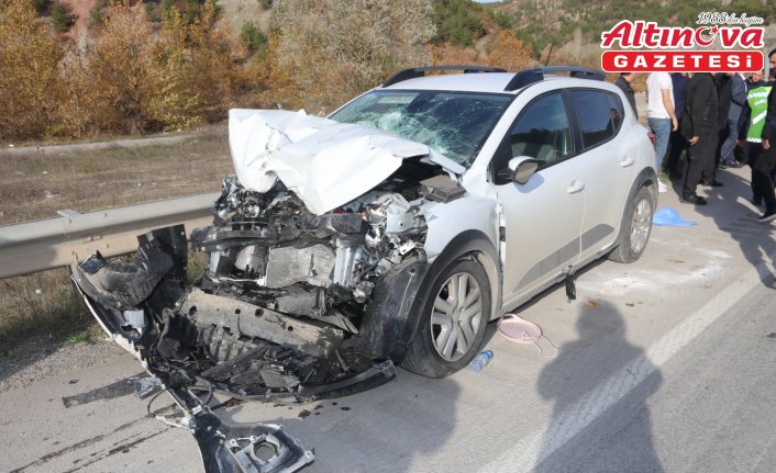 Amasya'da kamyon ile çarpışan otomobildeki 3 kişi yaralandı