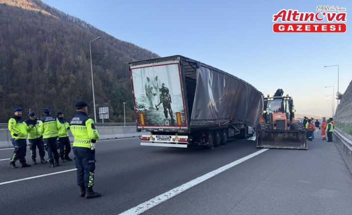 Anadolu Otoyolu'nun Bolu Dağı geçişinde kaza yapan tır ulaşımı aksattı