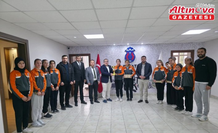 Başarılı sporcular Bayat Belediye Başkanı Ünlü'yü ziyaret etti