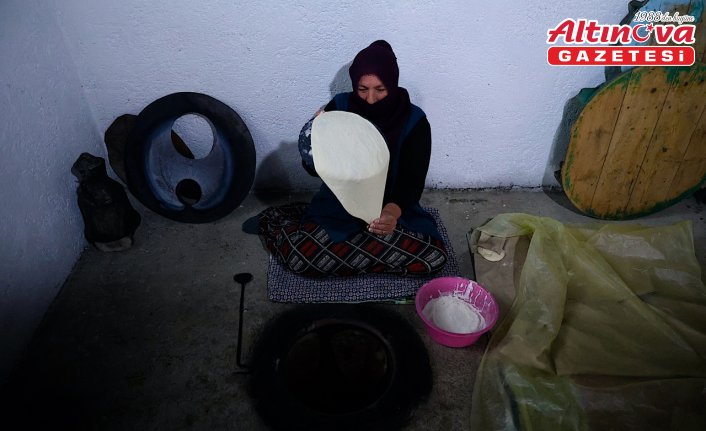 Bayburt'taki tandırlarda imece usulü ekmek pişirme geleneği sürüyor