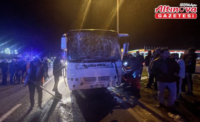 Bolu'da 3 işçi servisinin karıştığı kazada 11 kişi yaralandı